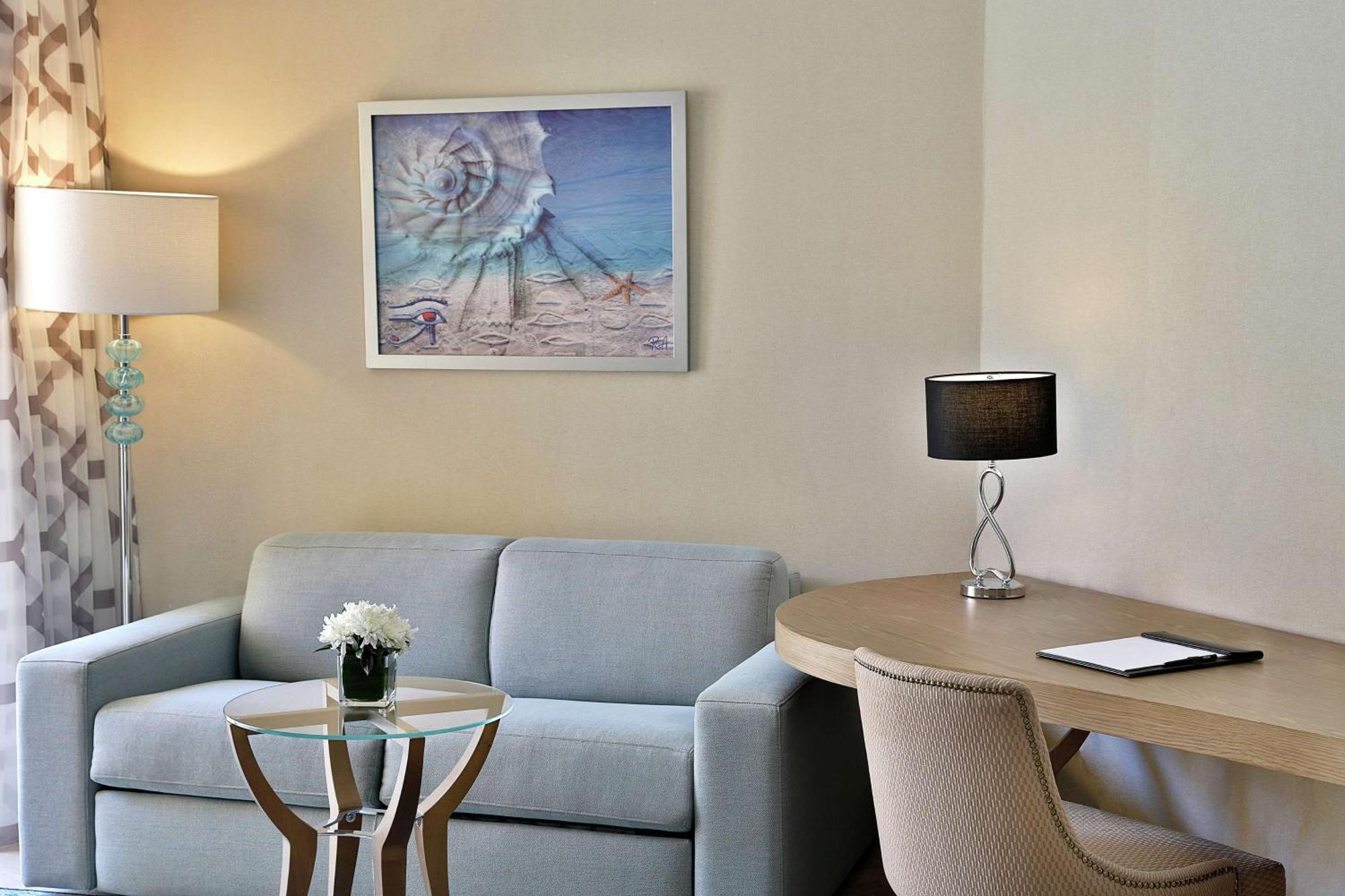 ฮิลตัน เฮิร์กฮาดา พลาซ่า โฮเต็ล Hotel ฮูร์กาดา ภายนอก รูปภาพ A living room at the Ritz-Carlton, Laguna Niguel